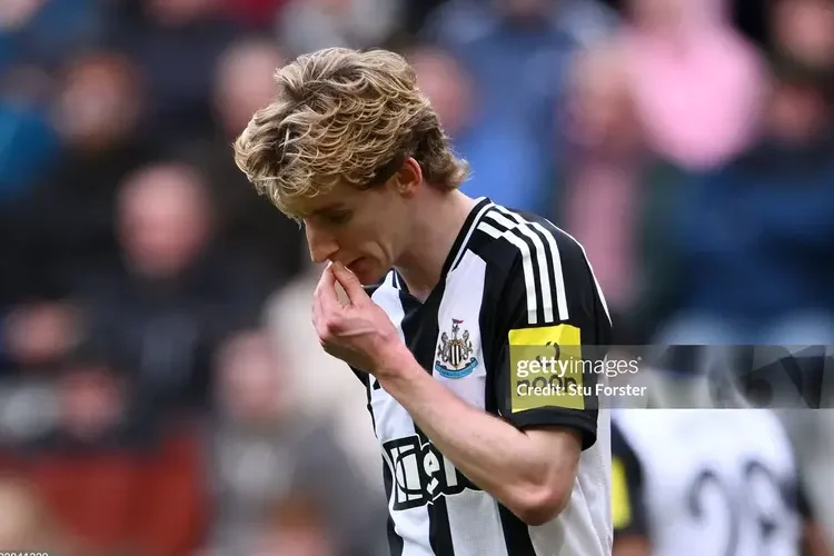 Một giây phút bốc đồng, Gordon bỏ lỡ chung kết Carabao Cup