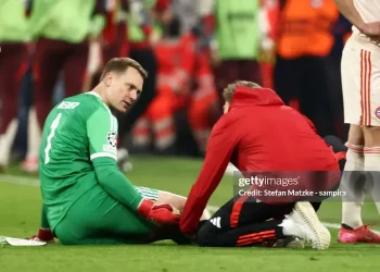 Neuer chấn thương vì ăn mừng bàn thắng