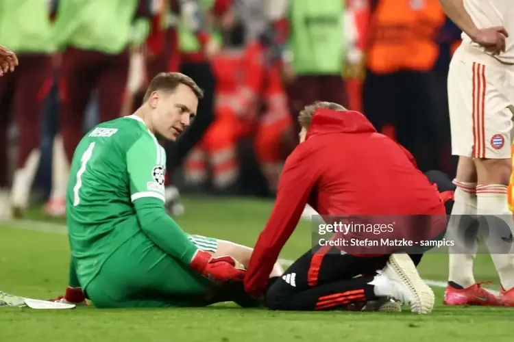 Neuer chấn thương vì ăn mừng bàn thắng