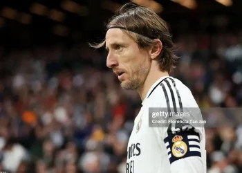 Real Madrid chấp thuận để Luka Modric tiếp tục ở lại