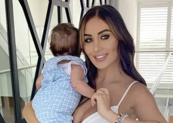 Tiểu tam bực tức khi Walker hẹn hò với 2 người đẹp