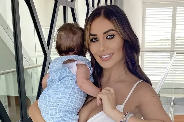 Tiểu tam bực tức khi Walker hẹn hò với 2 người đẹp