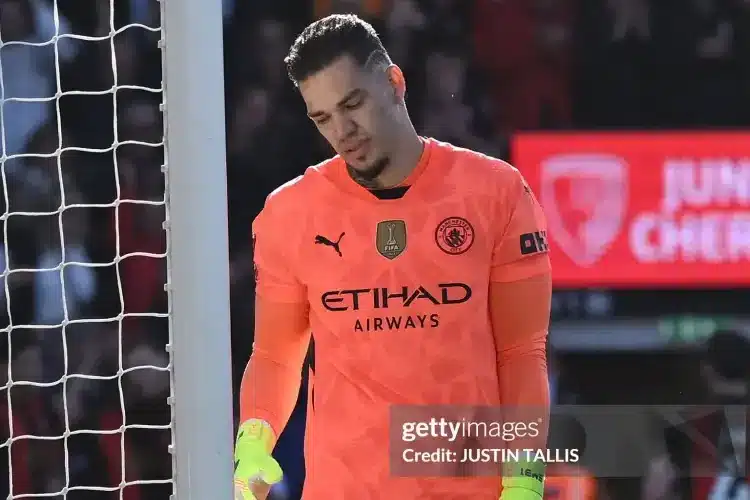 Ederson có thói quen kinh dị