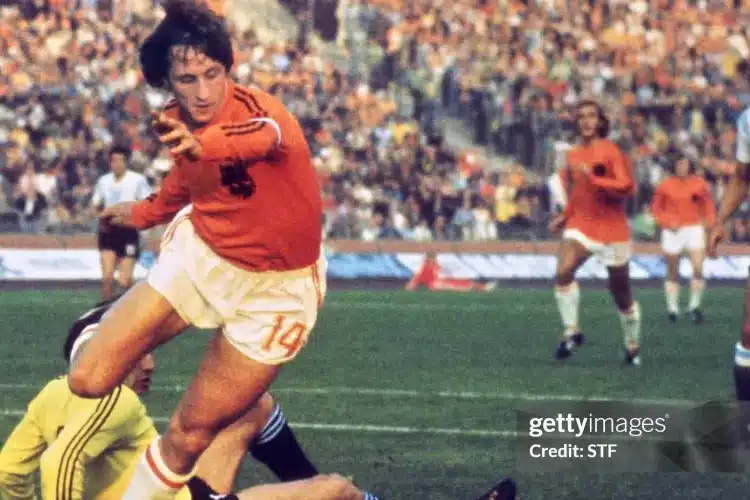 Johan Cruyff và mùa hè định hình lại bóng đá thế giới