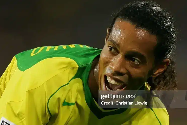Chơi bóng như Ronaldinho: Khi bóng đá là nghệ thuật và trái tim là người dẫn lối
