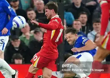 Vào bóng triệt hạ, sao Everton bị dọa giết