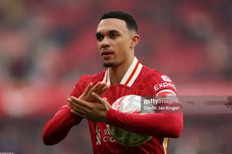 HLV Liverpool lên tiếng về tương lai Alexander-Arnold