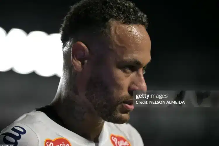 Neymar chọc giận CĐV Santos