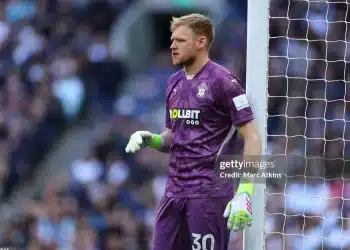 Cựu thủ thành Arsenal tạo cột mốc đáng quên