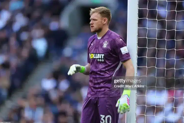 Cựu thủ thành Arsenal tạo cột mốc đáng quên