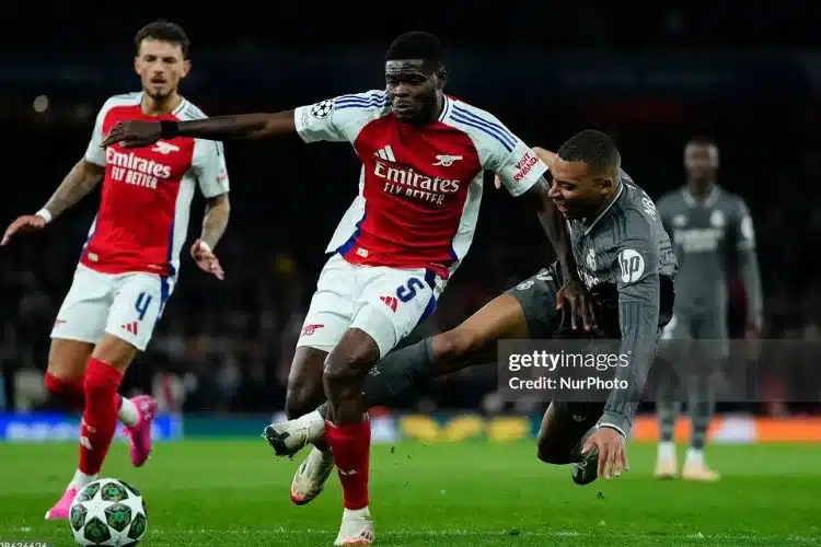 Real Madrid trả giá trước Arsenal vì lười chạy