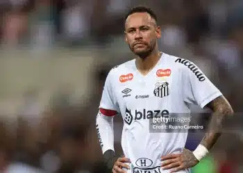Neymar hành động gây tranh cãi