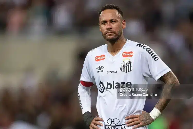 Neymar hành động gây tranh cãi