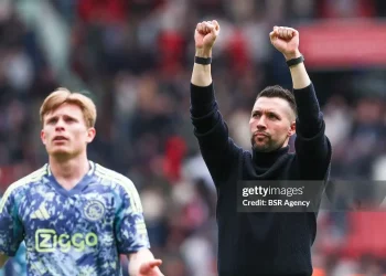 HLV 35 tuổi hồi sinh Ajax