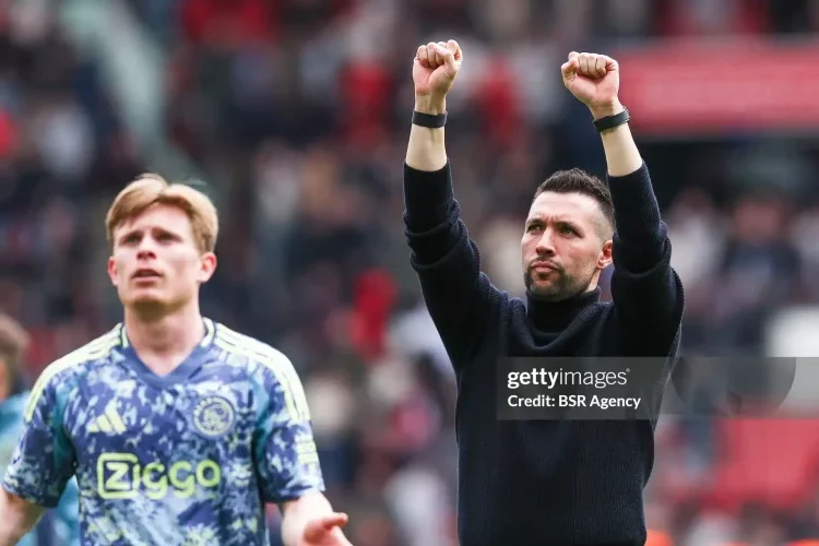 HLV 35 tuổi hồi sinh Ajax