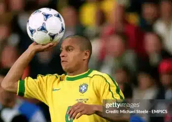 Cú sút bẻ cong định luật vật lý của Roberto Carlos