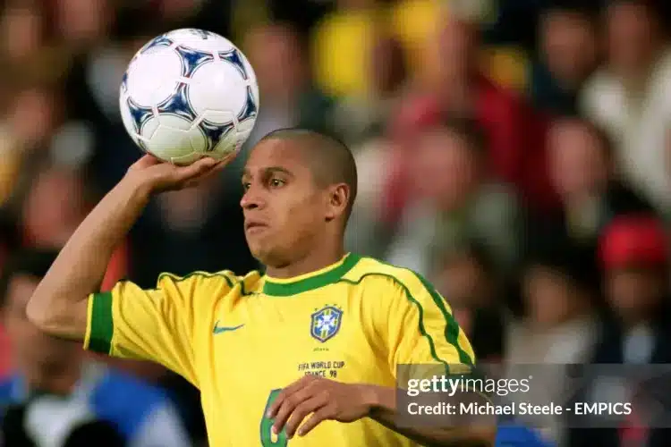 Cú sút bẻ cong định luật vật lý của Roberto Carlos