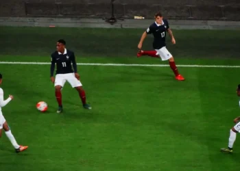 Chồng biên (Overlap) trong bóng đá là gì?