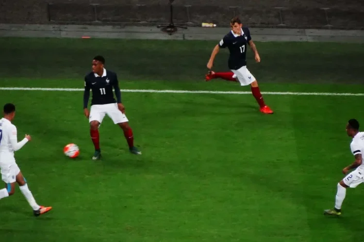 Chồng biên (Overlap) trong bóng đá là gì?