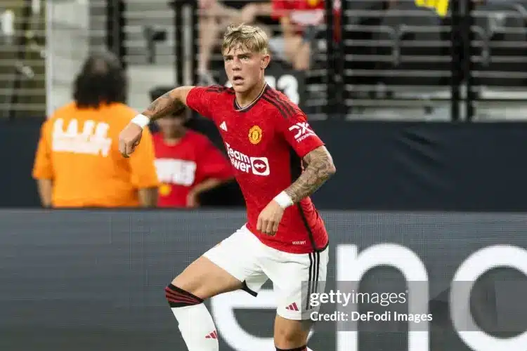 Cựu sao trẻ MU tự chôn vùi sự nghiệp