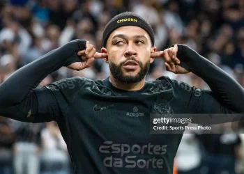 Depay tỏa sáng trên đất Brazil