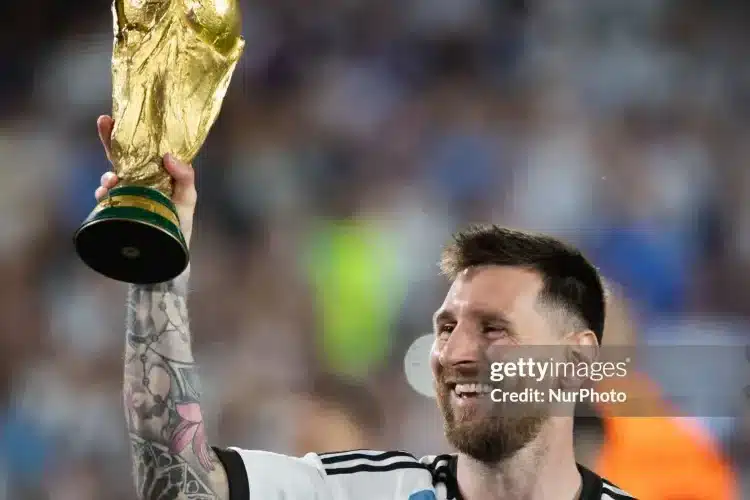 Messi ẵm cúp World Cup trên đất Mỹ