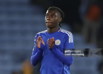 Tài năng trẻ 15 tuổi ra mắt Premier League