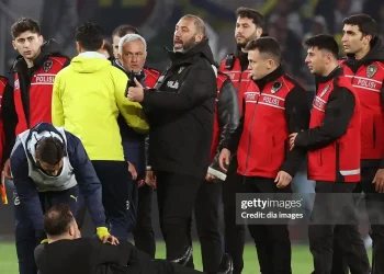 Mourinho mất kiểm soát