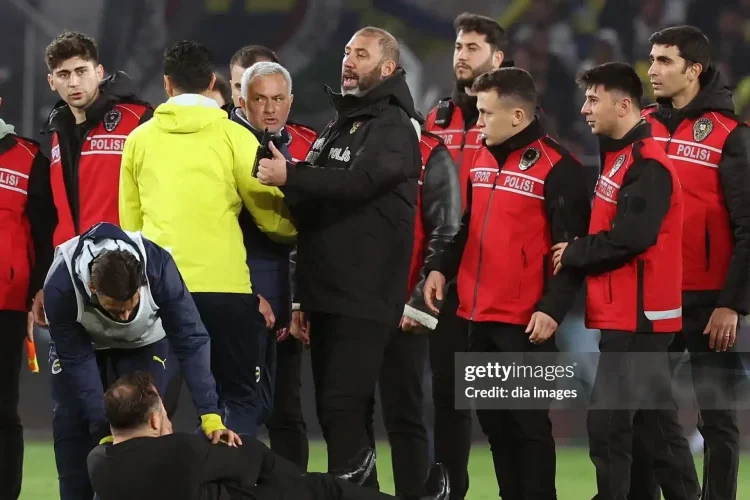 Mourinho mất kiểm soát