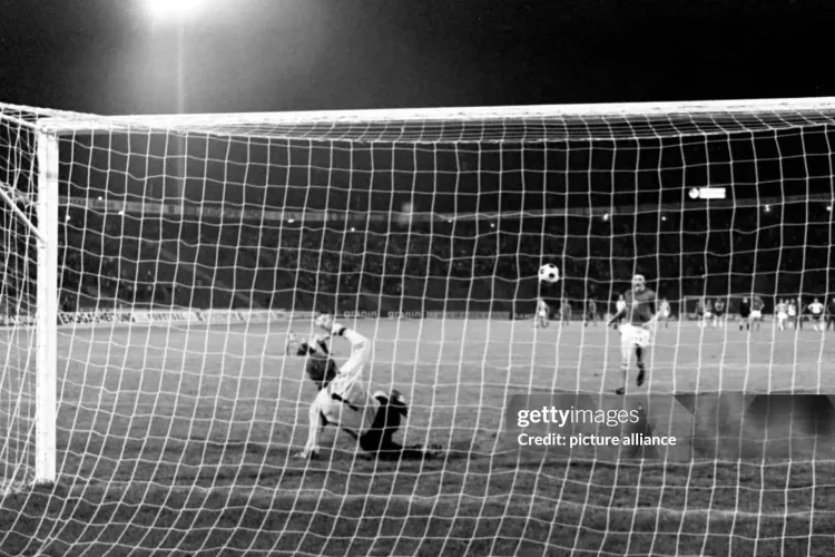 Panenka trong bóng đá là gì?