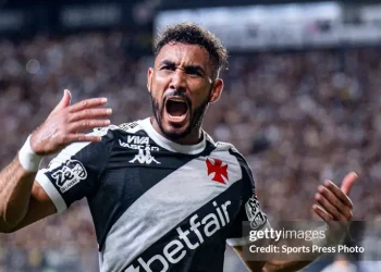 Payet bắt bạn gái uống nước tiểu