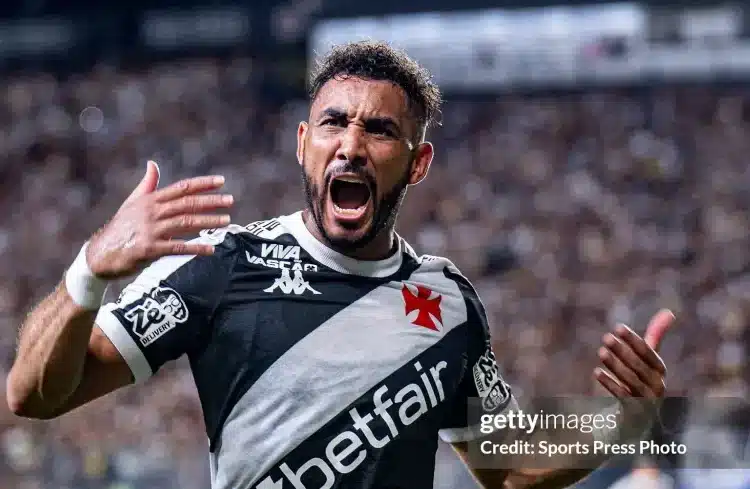 Payet bắt bạn gái uống nước tiểu