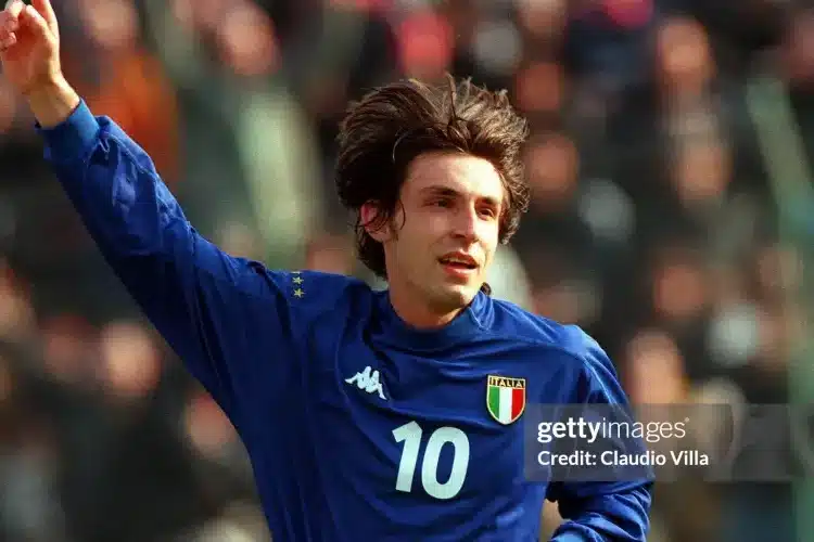 Regista là 'đạo diễn' của bóng đá hiện đại