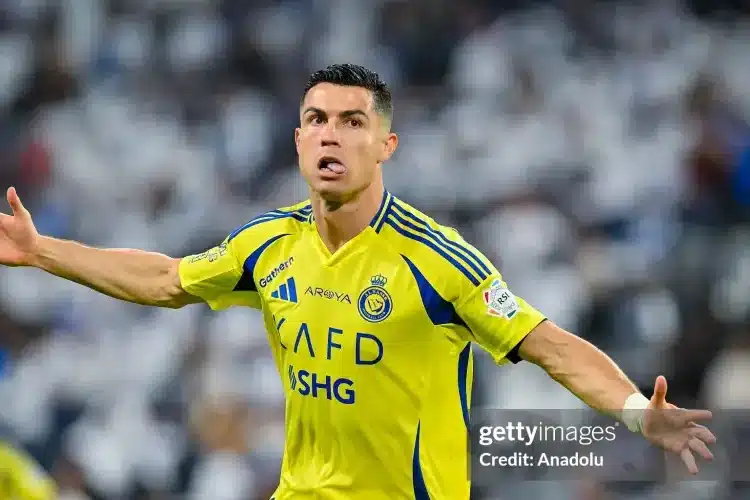 Rõ khả năng Ronaldo mua Valencia