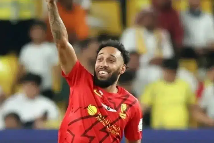 Aubameyang làm lu mờ Ronaldo