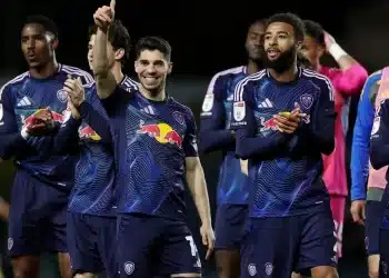 Burnley, Leeds sẵn sàng trở lại Premier League