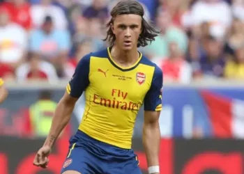 Cựu sao Arsenal mắc bệnh não hiếm gặp