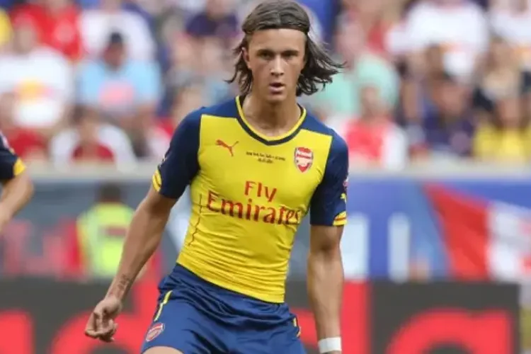 Cựu sao Arsenal mắc bệnh não hiếm gặp