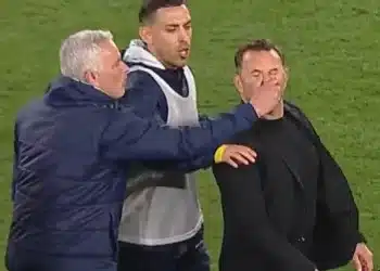 Mourinho sắp bị phạt vì bóp mũi đối thủ