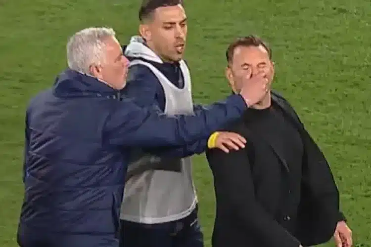 Mourinho sắp bị phạt vì bóp mũi đối thủ