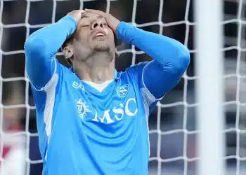 Napoli gục ngã trong cuộc đua vô địch