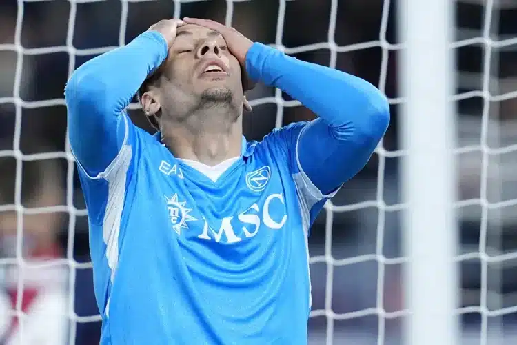 Napoli gục ngã trong cuộc đua vô địch