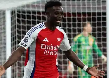 Saka tỏa sáng trong ngày trở lại