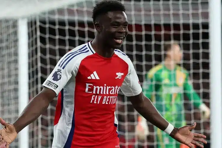 Saka tỏa sáng trong ngày trở lại