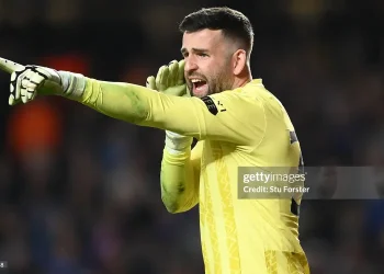 Bỏ lỡ phạt đền, Bilbao không thể thắng 10 người Rangers