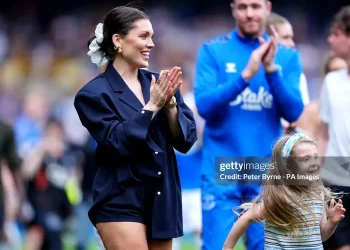 Everton cảnh báo những kẻ đe dọa vợ hậu vệ Tarkowski