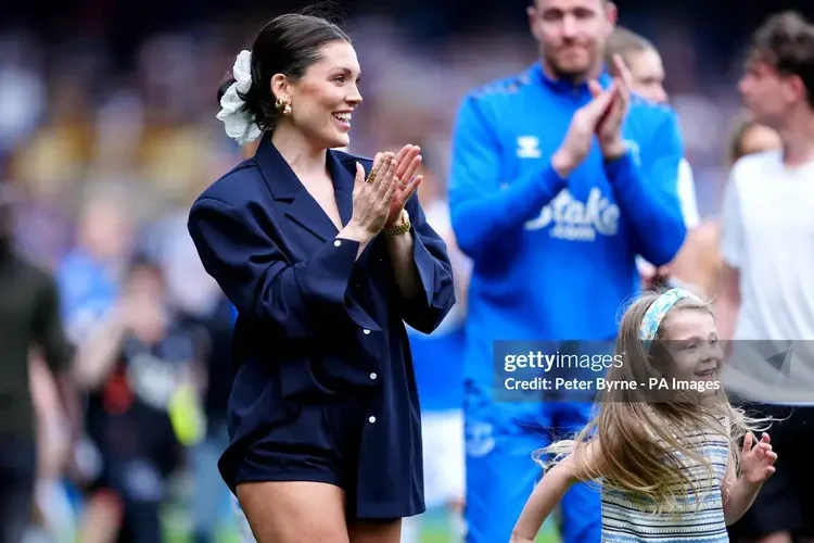 Everton cảnh báo những kẻ đe dọa vợ hậu vệ Tarkowski