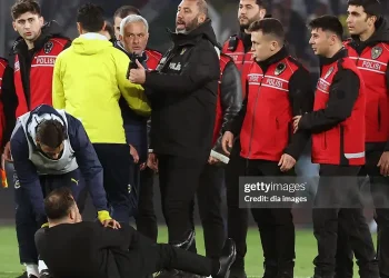 HLV Mourinho bị cấm chỉ đạo 3 trận vì bóp mũi HLV Galatasaray