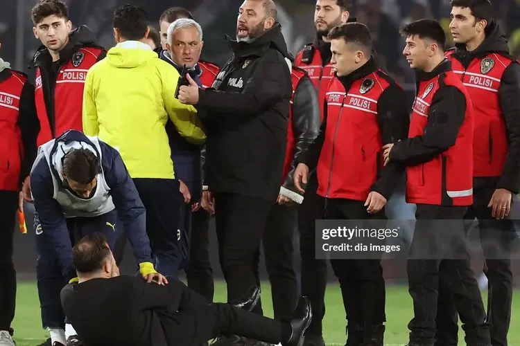 HLV Mourinho bị cấm chỉ đạo 3 trận vì bóp mũi HLV Galatasaray