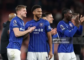 Ipswich chưa từ bỏ nỗ lực giành vé trụ hạng với Wolves